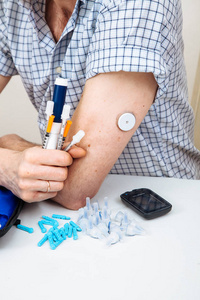 用数字血糖仪传感器检测葡萄糖水平的人检查没有血液的葡萄糖水平。 糖尿病治疗。