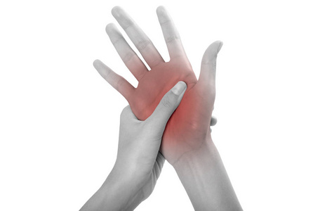 女人握着美丽健康的前手侧,按摩她的手掌在疼痛区黑白颜色,红色突出