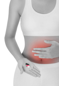 腹部疼痛区,黑白颜色,红色突出疼痛的身体概念,孤立在白色背景上照片