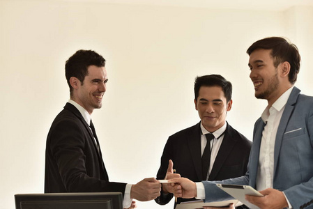 生意. 不错. 关闭两个商务人员握手,同时坐在工作场所.