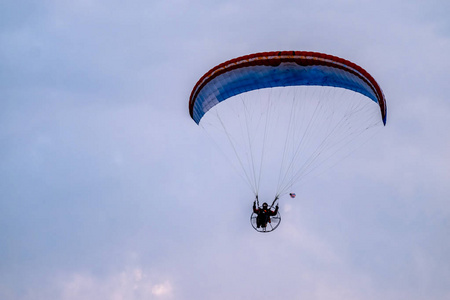 滑翔伞飞行与 paramotor 在日落期间