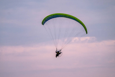 滑翔伞飞行与 paramotor 在日落期间