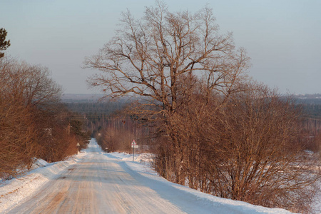 下午的冬季道路。