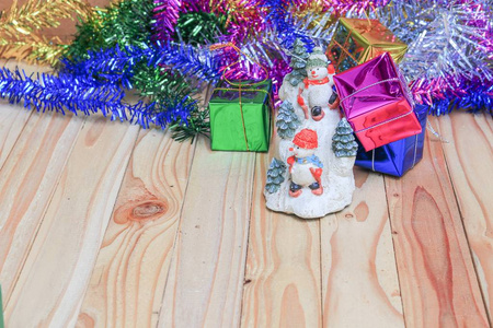 带雪人礼物的圣诞节，木制背景的新年快乐