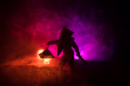 一个带灯的恐怖杀手的轮廓. 寂静的山怪装饰照片