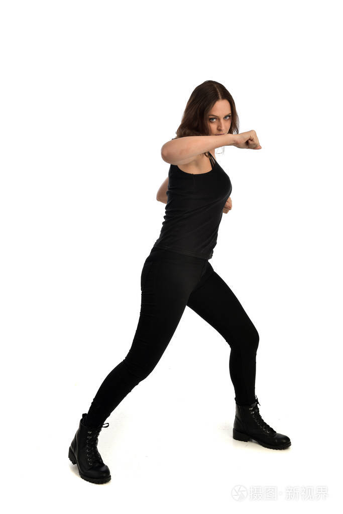 穿黑色单线牛仔裤牛仔裤和靴子的深色女孩的全长肖像站立姿势孤立在