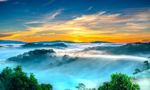 太阳从城市地平线升起图片