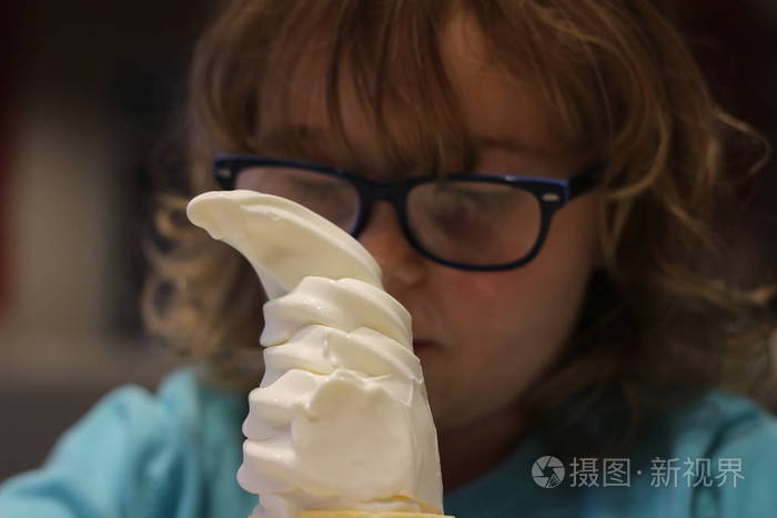 3岁至6岁的少女在一间客厅的夏日吃冰淇淋