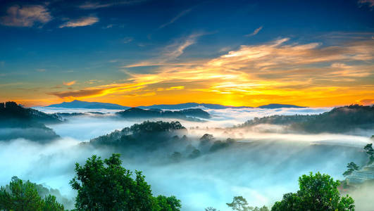 这个地方更活泼,更温暖,更宁静,欢迎美丽的新一天日出在山坡上,太阳从