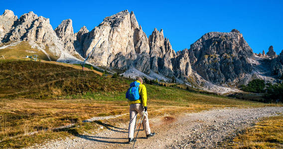 旅行生活方式,闲逛,冒险概念. 户外荒野度假.照片