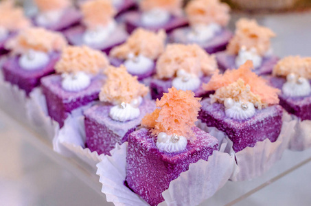 提拉棒美味的婚宴糖果,豪华的紫色甜点,上面有可食用的珍珠和可食用的