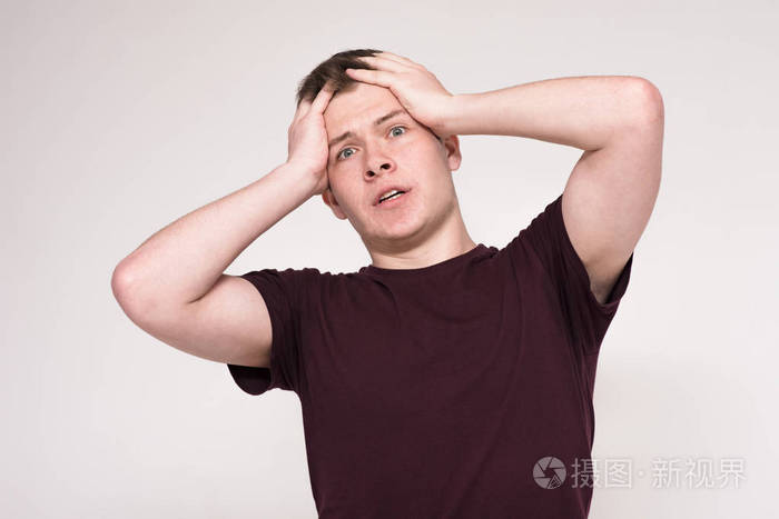 一个美丽的不满的年轻人在白色背景上的肖像.