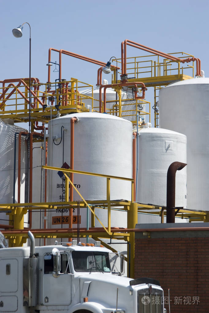 化工厂的化学工业储罐和油罐车