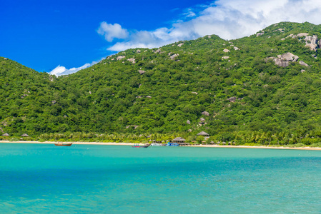 越南尼恩范湾海岸美丽的海滩