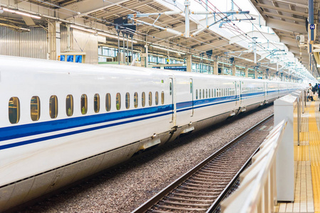 日本京都火车站的白色火车。 文本复制空间