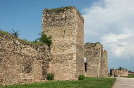 斯梅德雷沃堡垒的城墙和塔楼是斯梅德雷沃塞尔维亚的一座中世纪设防城市，是中世纪塞尔维亚的临时首都。