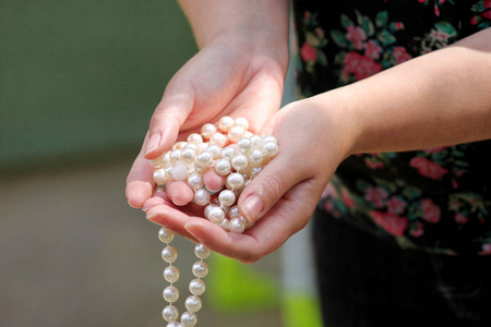 白色珍珠项链图片