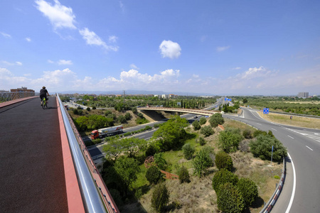 西班牙加泰罗尼亚塔拉戈纳市维拉斯卡附近的一条公路上的人行桥