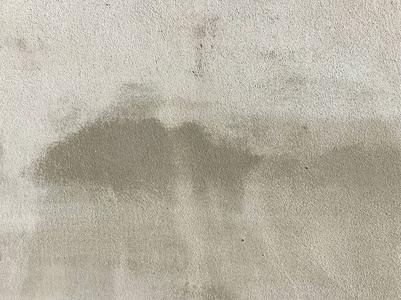 混凝土地板灰色纹理背景。 空的老式或粗糙的混凝土开放空间内部有阳光