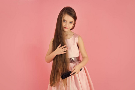 面对时尚的小女孩或孩子在您的网站。小女孩脸肖像在女孩的孩子刷头发在时尚的礼服粉红色