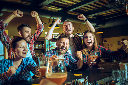 体育 人 休闲 友谊和娱乐概念   快乐足球球迷或男性朋友喝啤酒和庆祝胜利在酒吧或酒馆