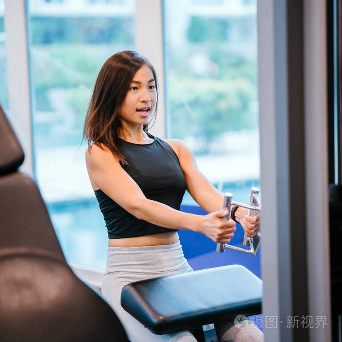 一位年轻的中国亚裔女性在健身房工作的肖像.