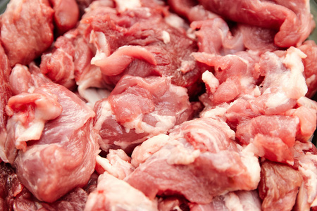 新鲜的肉片，猪肉或牛肉，近距离观看