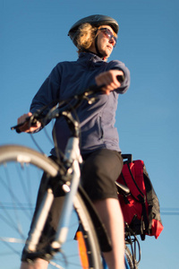 活跃的中年妇女在夏季户外骑自行车时戴着自行车头盔的肖像。夏季的运动和活跃的生活理念。