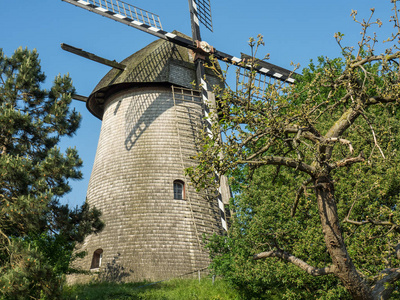 城堡德特纳克德国安霍特村的风车和城堡照片