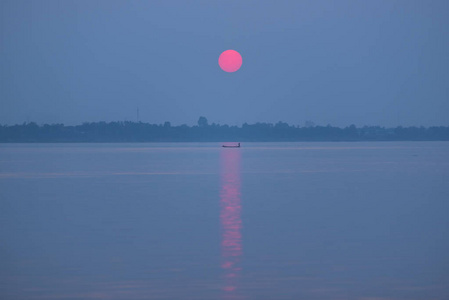 夕阳在红河上，如此美丽的老挝