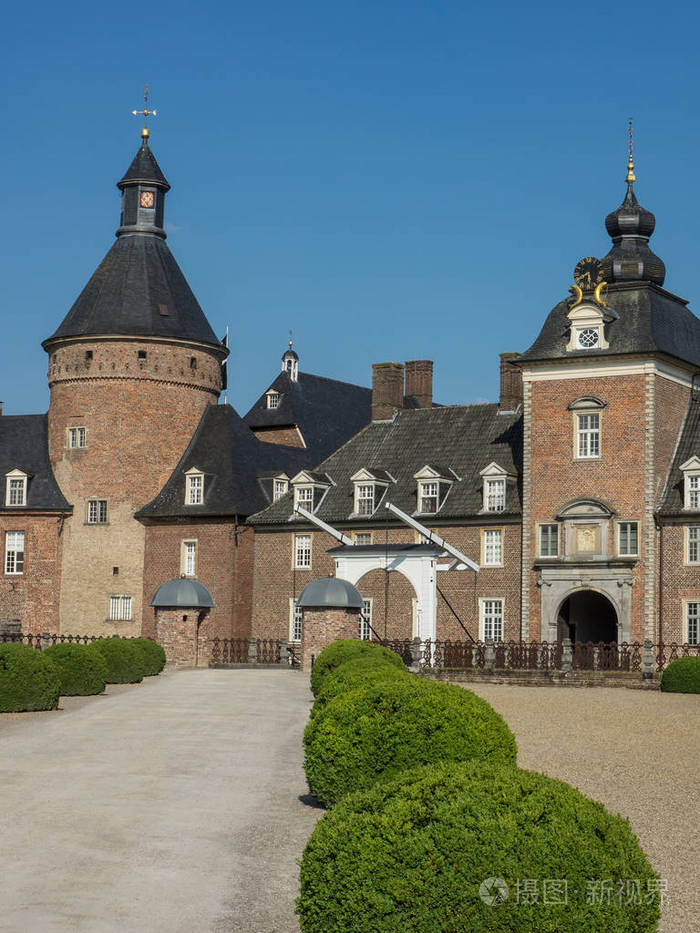 德国安霍特村的风车和城堡