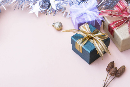 新年礼品盒装饰和圣诞节背景，复制空间复古风格