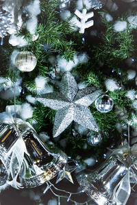 圣诞装饰品闪闪发光的星星和圣诞钟声。 圣诞树上的配件