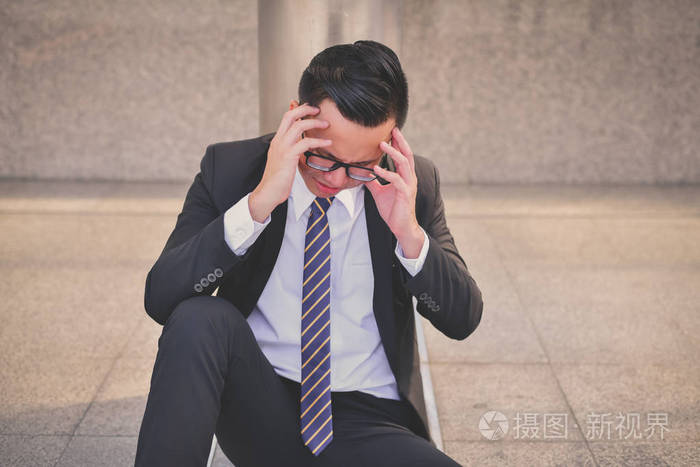 商人对失败感到悲伤. 商人们失业了. 商人们压力很大,头疼.