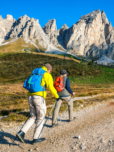 旅行者在意大利夏季在白云石Mounatins惊人的景观中徒步旅行。 旅行生活方式，闲逛，冒险概念。 户外荒野度假。