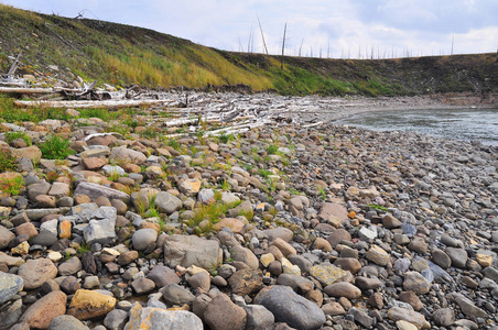高原潮河岸上的鹅卵石和鹅卵石. 俄罗斯泰米尔半岛的河流景观.照片