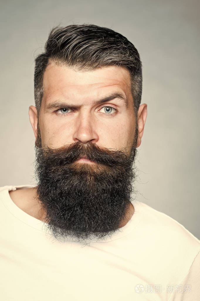 面对时尚男孩或男人在你的网站 男人脸上的肖像在你的advertisnent 胡子花白头发的男人照片 正版商用图片11z0vh 摄图新视界