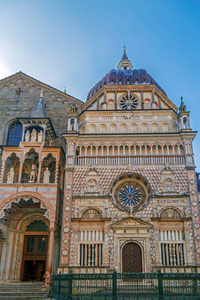 意大利圣玛丽亚马吉奥尔卡佩拉科莱奥尼广场杜莫伯加莫阿尔塔西塔的部分门面。 罗马式建筑与镀金内部挂着挂毯建于1137年。