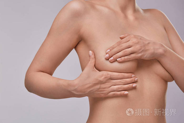 年轻的无胸女子做乳房自我检查 Bs E 检查乳房变化可能的肿块扭曲或肿胀 乳腺癌意识 照片 正版商用图片11z1lo 摄图新视界 年轻的无胸女子做乳房自我检查 Bs E 检查乳房变化可能的肿块扭曲或肿胀 乳腺癌意识 照片 正版商用图片11z1lo 摄图新视界