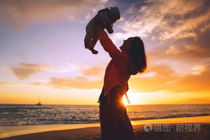 女人抱孩子背影的图片图片