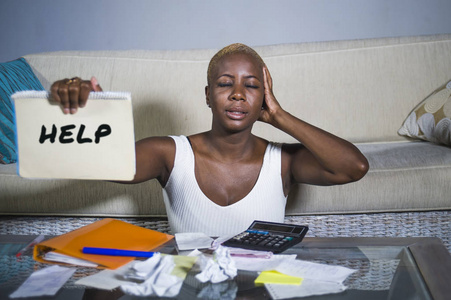 绝望和压力黑人美国妇女与计算器和文书银行在压力会计业务，财政税收和支付在金融混乱和问题的概念。