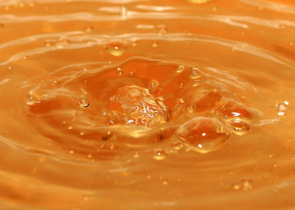 一滴水后液体表面的图案图片