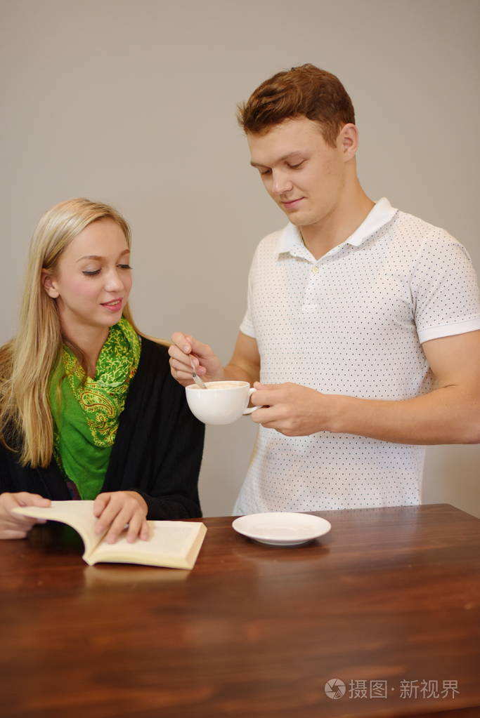 夫妻一起吃饭与爱情亲密无间休闲时在餐厅秀恩爱一对享受一顿饭的光明