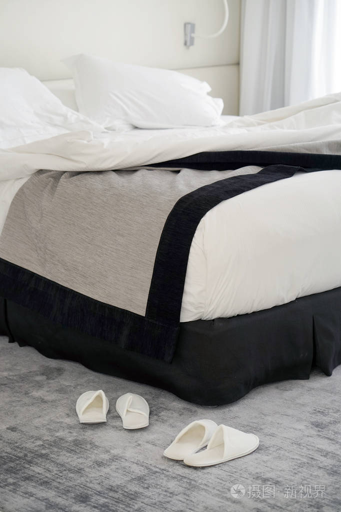 滑稽的夜晚后未完成或凌乱的床的特写,新婚夫妇的性.带装饰室的脏床.