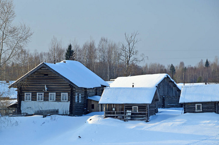 俄罗斯阿汉格尔斯克地区。 冬天，河畔的老村庄