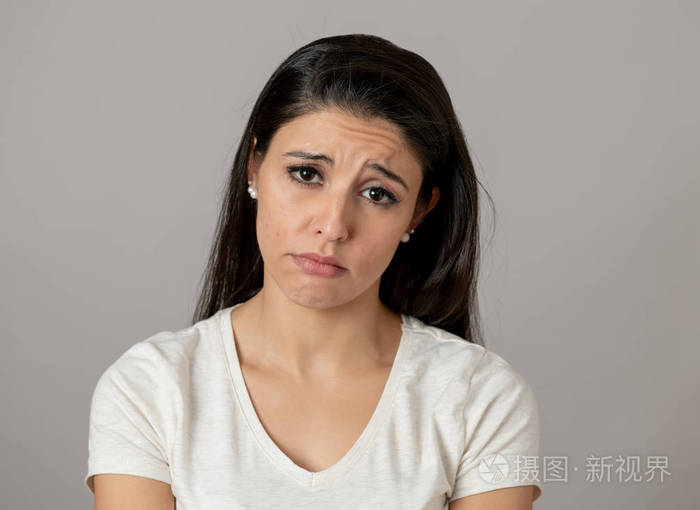 看上去忧郁而沮丧. 人类的面部表情和情感概念. 灰色背景