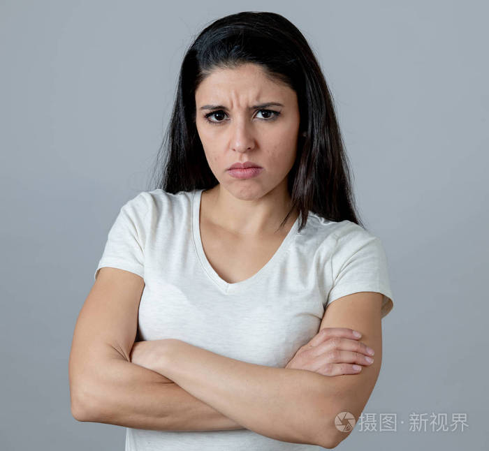 看着愤怒和喜怒无常,强烈的眼神显示出愤怒和愤怒.