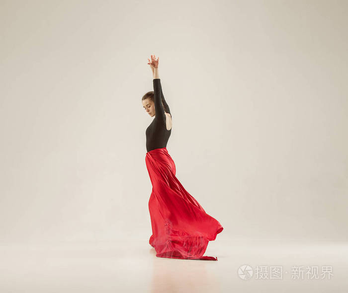 现代芭蕾舞演员在白色演播室背景下全身舞蹈