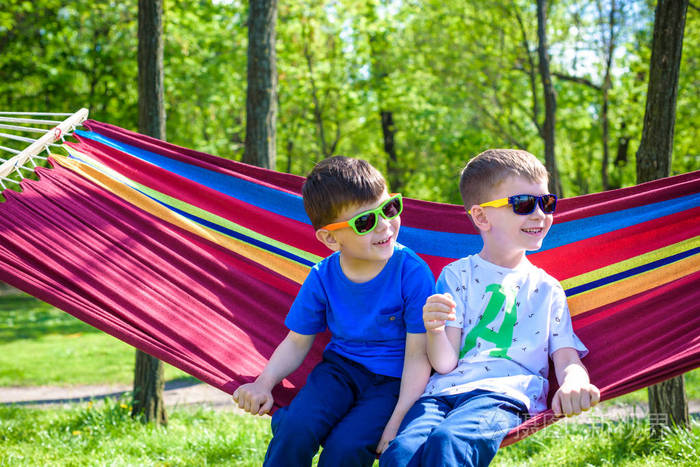 兄弟小子一起玩得很开心. 友谊的概念.