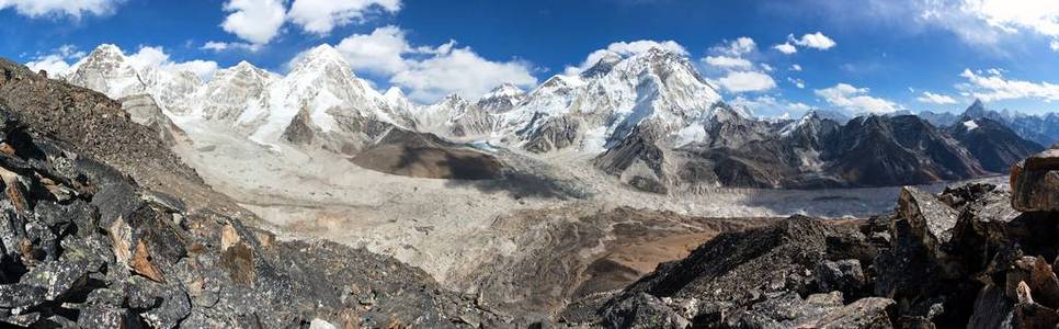 珠穆朗玛峰喀拉帕塔尔和努普特塞的全景，天空上有美丽的云，Khumbu山谷和冰川萨加尔马塔国家公园Solukhumbu尼泊尔喜马